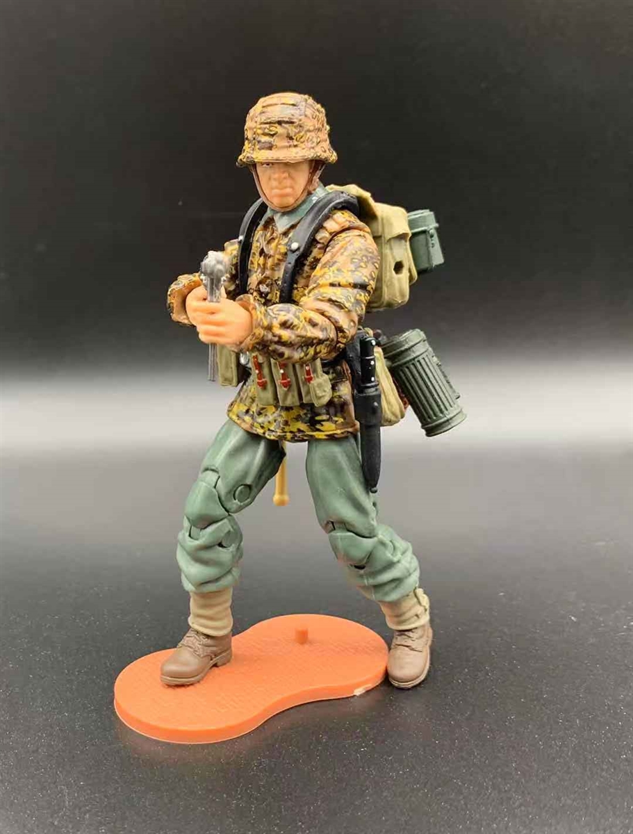 8 1/32 WWII German Soldiers Add-On Figure Playset Riflemen MP-40 StG 44 