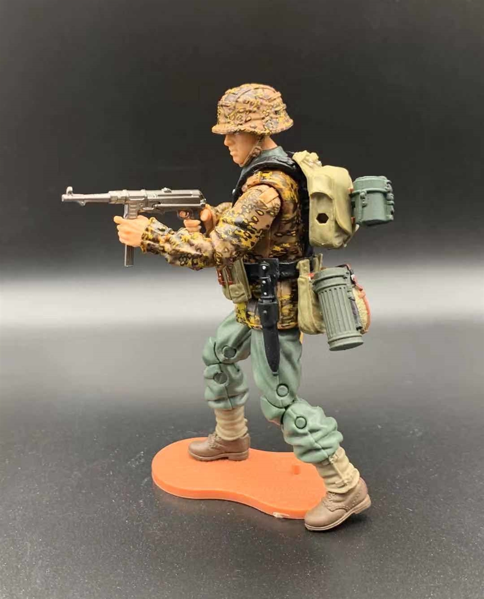 Commander Series Models 1:35 Grenadier with MP40 Metal Figure Kit #7007 